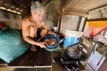 Chui vào nóc nhà nơi dân tránh lũ