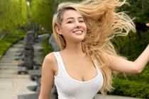Ngân 98 mặc như không đi diễn và những lần khoe thân phản cảm