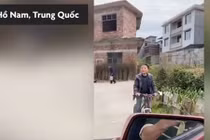 Video: Cậu bé đạp xe đuổi theo ôtô để xin ngắm chiếc drone 