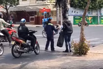 Người Sài Gòn đội nắng đứng phát khẩu trang miễn phí cho người qua đường