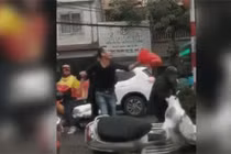Video: Va chạm giao thông, tài xế lấy đồ, hung hăng đạp xe, đòi đánh cô gái