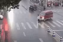 Video: Người phụ nữ bị ô tô cuốn vào gầm, hàng chục người hợp sức giải cứu