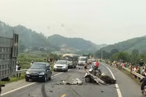 Video: Xe ôtô nát vụn khi đấu đầu xe ben, 1 người tử vong