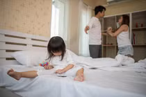Về quê không có điều hòa, vợ đưa con ra nhà nghỉ khiến chồng điên tiết
