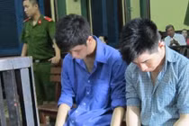 Con đánh nhau, mẹ can ngăn bị đâm thủng phổi, tim