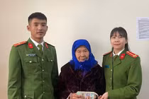 Lạng Sơn: Trao trả tài sản cho cụ bà bị bóp cổ cướp tiền