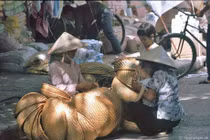 Soi những nghề lạ trên đường phố Hà Nội đầu thập niên 1990 