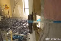 Cất “núi tiền” dưới ga giường để ngủ ngon, nam thanh niên “trắng tay”