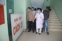 Nữ nhân viên khách sạn bị nhiễm virus corona quay video chia sẻ về sức khỏe