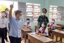 Học sinh lớp 9 ở Tiền Giang trong ngày trở lại trường