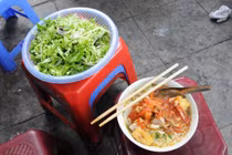 "Nhỏ dãi" loạt ảnh ẩm thực vỉa hè Hà Nội qua góc nhìn Tây