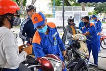 Giá xăng tiếp tục tăng gần 400 đồng/lít