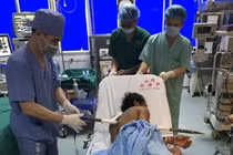 Cứu thành công ca tai nạn hi hữu, xà beng dài 1m đâm xuyên ngực
