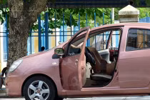 Nam thanh niên tự lột quần áo, nằm ngủ ngoài đường