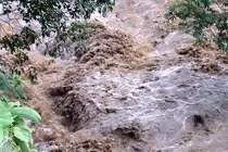 Hàng chục thầy cô bị lũ cuốn trôi xuống khe sâu