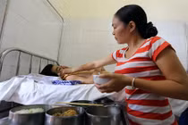 Chạnh lòng chuyện người vợ cụt 2 chân chăm chồng liệt nửa người 