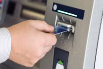 Phi xe nâng vào ngân hàng cướp cây ATM chạy mất