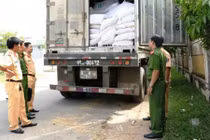 Bắt xe container chở phụ gia Trung Quốc không giấy tờ