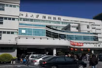 Thai nhi đạp rách tử cung mẹ, thò chân ra ngoài túi ối