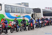 Công nhân Trung Quốc đi xe máy về quê ăn Tết