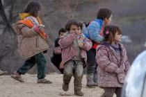Xót xa người tị nạn lấm bùn “kẹt” ở biên giới Syria