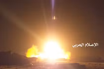 Video quân Houthi nã tên lửa vào nhà máy lọc dầu Ả-rập Xê-út
