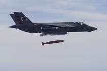 Được trang bị thêm vũ khí thông minh F-35C như "hổ mọc thêm cánh"