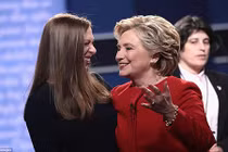 Chùm ảnh bà Hillary Clinton rạng rỡ sau cuộc tranh luận