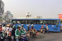 Tài xế xe buýt cầm gậy sắt đòi hành hung người dân sau va chạm