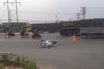Xe máy va chạm container tại vòng xoay “tử thần”, một phụ nữ tử nạn