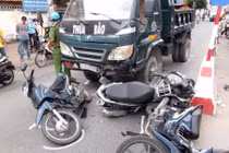 Nhiều xe máy bị xe ben tông khi đang chờ đèn đỏ