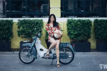 Kiều nữ Việt “thả dáng” bên Honda Super Cub C100