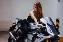 Hotgirl Việt so dáng cùng siêu môtô “hàng khủng” Yamaha R1M