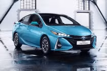 Toyota Prius Plug-in Hybrid "uống" 1lít xăng/100 km