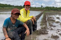 H'hen Niê ra đồng làm ruộng sau ồn ào vợ cũ Huy Khánh