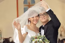 Văn Mai Hương mặc váy cưới tình tứ bên Bùi Anh Tuấn