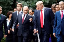 Video: TT Trump và TT Putin tranh thủ trao đổi, không gặp riêng như dự kiến