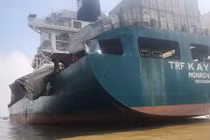 Hiện trường tàu container nước ngoài bị đâm trên sông Đồng Nai
