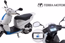 Cận cảnh xe máy điện nối điện thoại vừa đổ bộ VN