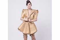 Midu trở lại với gương mặt lạnh lùng, diện đồ kỳ quái
