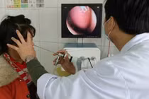 Bé gái tắm suối, bị con vắt 5 cm chui vào mũi “làm tổ“