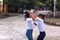Hai nữ sinh đánh nhau như phim vì mâu thuẫn vay tiền