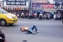 Bị CSGT dừng xe, tài xế "ngáo đá" nhảy múa giữa đường
