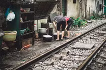 Ảnh: Cuộc sống ở phố đường tàu nguy hiểm nhất Thủ đô