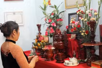 Đặt bát hương trên bàn thờ sao cho chuẩn để không mạt vận? 