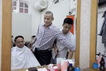 Ngạc nhiên thợ cắt tóc ở Hà Nội giống hệt Tổng thống Obama