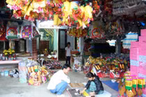 Thăm làng nghề vàng mã truyền thống Duyên Trường ngày cận Tết