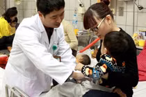 Sai lầm của bố mẹ ngày rét đậm khiến trẻ nhập viện