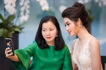 Nét đẹp quyến rũ vượt thời gian của mẹ Á hậu Huyền My