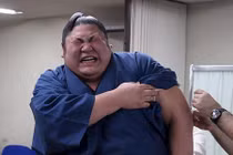 Võ sĩ sumo Nhật Bản mếu máo khi bị tiêm
